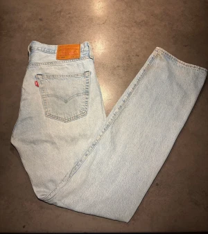 Archive Jeans Levis - Säljer ett par riktigt snygga och Archive Jeans från Levis. Modellen är 501 och dem är ljusblåa. Storlek: W32 L34. Skriv vid frågor eller kom med bud!