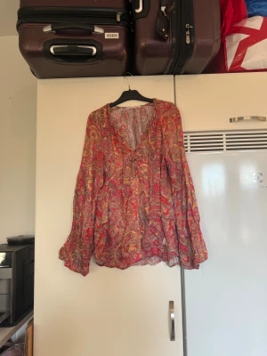 Odd molly blus  - Säljer en super blus i 3 rosa bottenfärg med detaljer i orange, gul, grå och en röd/orange färg. Från märket Odd Molly. Storlek 2 som enligt deras storleksguide motsvarar en M. Fint skick, men tyvärr finns det tråddraningar. 