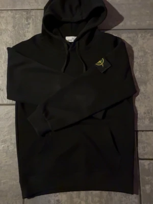 Stone Island Hoodie - Säljer nu denna fina stone Island hoodie då den ej används längre, tröjan är i storlek S. Hör av er om ni har några funderingar eller söker mer bilder på något😀