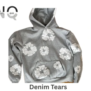 Denim T Grey - ✨ Riktigt fin fräsch tröja från tryckt i vita blommor. Skön, bekväm och tjock tröja. 🎄Passar riktigt bra till en 🎁 julklapp då den är helt ny (🏷️oanvänd med prislapp på) — 📏 Size: S (passar M) 📏 Axelbredd: 40-45cm 📏Längd: 70cm Tveka inte hör av vid frågor och intresse vid snabb affär. 📬 Fraktas samma dag innan 22:00 (1-3 leveranstid)