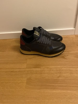 Valentino rockrunners - Säljer ett par valentino rockrunners åt min polare | dom är i mycket bra skick, bara lite smuts och mindre skador på tån men inget märkvärdigt | pris kan diskuteras!