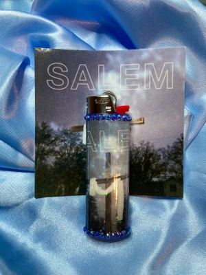 SALEM - lighter - ⭐️1st Refillable BIC MAXI LIGHTER med wrap & rhinestones + SALEM photocard ⭐️ ✨OBS: under lighter drop 13/12 kommer endast de lighters som har foto och eller sticker med sig i bilden inkludera det, de lighters som ej har något mer i bilden kommer utan något extra!✨🤍 FREEBIES (godis & random stickers) ingår alltid i alla paket 🤍