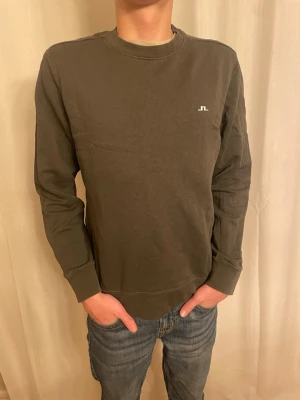 J.Lindberg Sweatshirt  - •Jag säljer denna feta J.Lindberg tröjan  👑                                                •Tröjan är Mörk grön 🟢                                                                                                                                                                                                                             Nypris: Ca 899kr💸                                                                   •Vid fundering tveka inte att höra av dig!🕺
