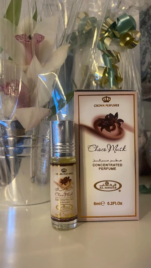 Choco Musk Parfymolja 6ml - Ny och oanvänd! Original! Vill du dofta sött som en nybakad choklad kaka? 🍪 🍫Då är denna helt perfekt! 🤩👌Får så många komplimanger av alla när jag bär denna och kan själv inte sluta sniffa på mig😅 Choco Musk är en koncentrerad parfym olja utan alkohol från Al-Rehab med en söt och varm doft av choklad och mysk. Flaskan är liten och smidig med roll on applikation. 6 ml. Helt perfekt för att ta med sig. Livar upp en grå och trist dag!🫶💕 Kan verkligen rekommendera denna till alla gourmand lovers!👌