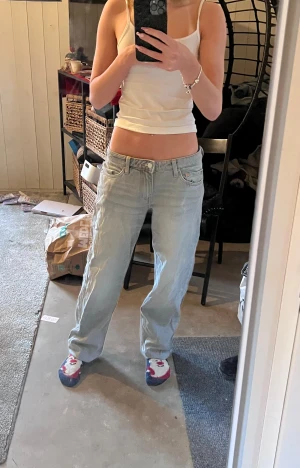 Jeans weekday arrow - Jättefina jeans från weekday i modellen arrow de är perfekta för de är inte för baggy och jättefin färg som även är slutsåld nypris är 590 och  de här är som i nyskick det är inga fläckar eller något sånt alls. Jag köpte dem för typ nån månad sen men de har inte kommit till användning tyvärr för jag har bara mjukis i skolan 🥰🥰😅😅 pris kan diskuteras vid snabba affär❤️