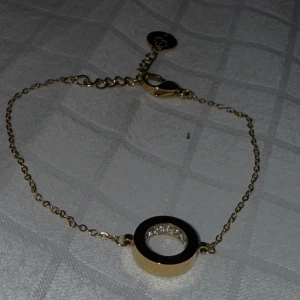 Edblad armband - Monaco Bracelet Mini Gold - Säljer mitt guldiga armband från Edblad då jag tyvärr inte använder guld smycken , fick detta när jag fyllde år. Inpricip aldrig använt. 