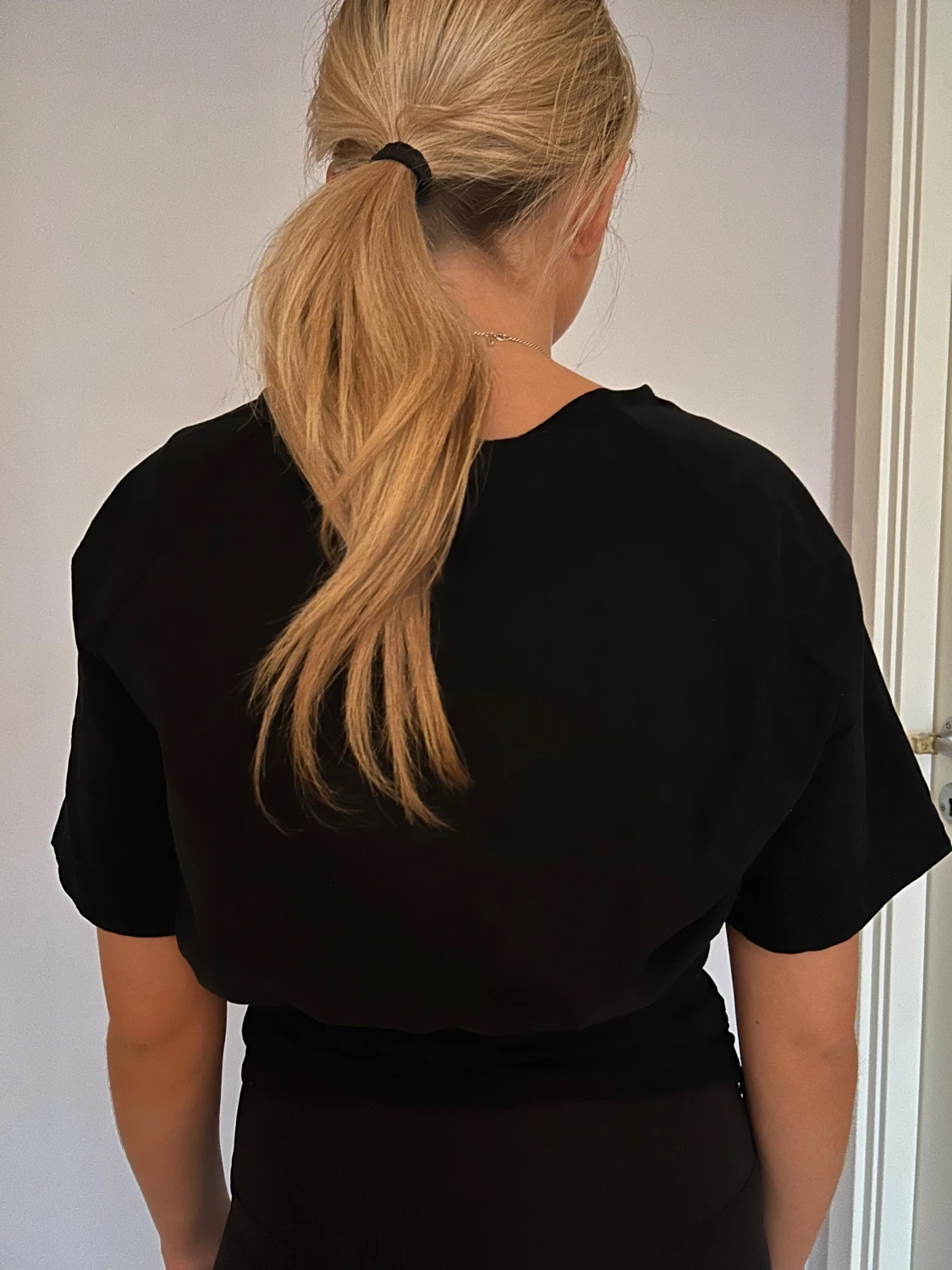 Svart croppad t-shirt  - 1