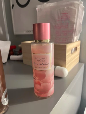 Victoria’s secret Pure Seduction Daydream - Fräsch och trendig body mist från Victoria's Secret. Pure Seduction Daydream kommer i en snygg rosa flaska och rymmer 250 ml. Perfekt för dig som vill ha en lätt och ungdomlig doft att spraya på när som helst. Kan även gå med på byten❤️