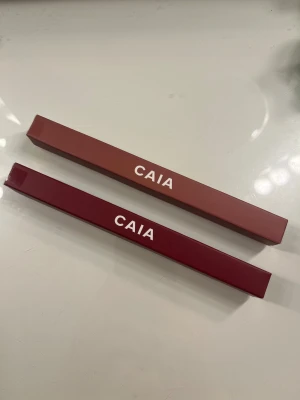Caia läpp penna - Två stycken Caia läpp pennor i den nya färgen RUBY PLUM och CARAMEL CUTIE. Pennorna är från caias julkalender 2025 och endast öppnade, produkterna är inte ens testade. Ord pris 195kr. Köp båda för 180kr eller en för 100kr. 