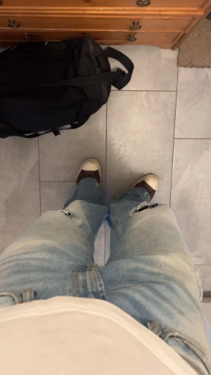 Jeans med slitningar  - As snygga straight jeans med slitningar på BÅDA knäna (jag gjorde ett till hål för att det såg bäst ut så bild 2 är från när dom inte hade det) sitter as bra på mig som är 178 och brukar ha stel 42 i jeans. Dom har två stycken knappar i midjan så du kan själv välja midjestorlek 
