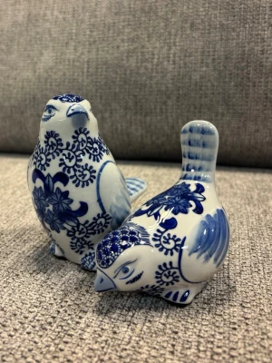 Två stycken porslinfåglar - Bilderna visar två porslinsfåglar med blått blommigt mönster. Båda två ihop för 110kr. Oanvända.