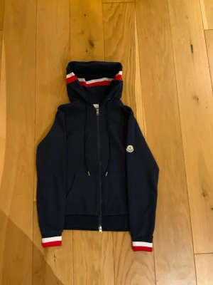 Moncler magila zip hoodie - Moncler magila zip hoodie i mycket bra skick passar M och S