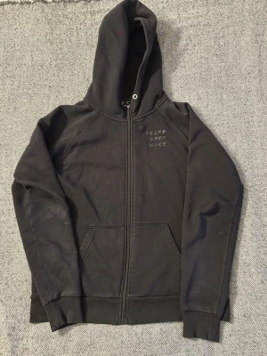 Peak performance  - Svart dragkedjs hoodie i märket peak performance. storlek L i barn storlekar, jag skulle säga att den passar någon som är från 170cm till en och 175cm (jag är 179cm) se på bilden. Jag fraktar samma dag!