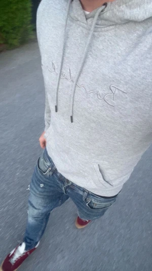 Archive Grå hoodie Bondelid  - Säljer denna riktigt feta hoodien från bondelid. Lite mer slim i passform som ni ser i bilden vilket är najs. Skriv vid frågor eller skicka bud!