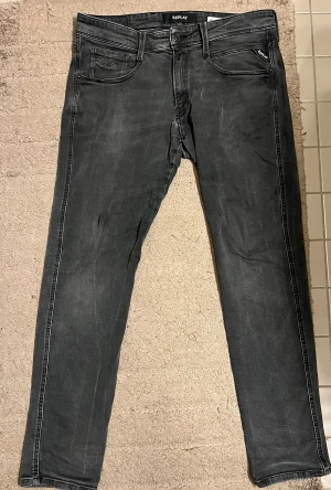 Replay anbass jeans - Replay anbass jeans i storlek W33 L30 men de passar mer som W31 L30. Slim fit