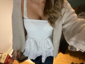 Vit broderad linnetopp från Gina Tricot - Superfin vit linnetopp från Gina Tricot i storlek S. Toppen har smockad överdel, breda axelband och volangkant med broderade detaljer. Perfekt för sommarens alla häng! Materialet är mjukt och luftigt bomull med snygga broderier och volanger. Kan användas som både kjol och topp