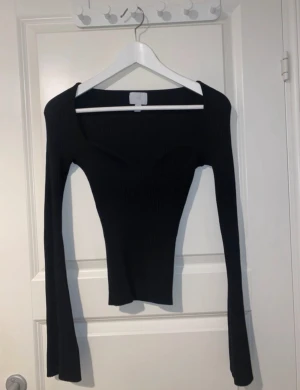 H&M ribbad tröja - Helt ny, med vida armar och smickrande u-ringning