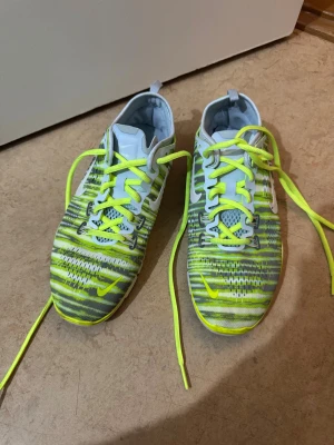 Nike skor  - Ett par Nike löparskor i stl 36,5 som är i väldigt bra skick säljs för 250 kr. 