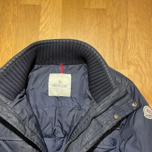Moncler Guibotto Amazzone jacka - Säljer min väldigt sköna och varma Moncler jacka! Såklart äkta, den har defekter som man kan se på bilderna och därav priset👌storlek 1 