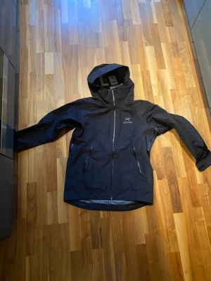 Arc'teryx Beta LT - Arc'teryx Beta LT vindjacka. Helt ny, lappar på. Aldrig använd. Storlek L. Pris kan diskuteras. 
