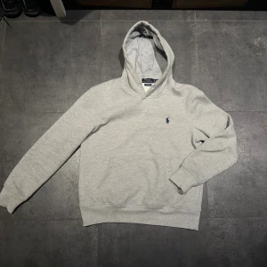 Ralph Lauren Hoodie - Ralph Lauren Hoodie [] Skick 9/10 - har inga strings - därav pris[] Storlek M - sitter som S [] Pris 399kr [] Modellen är cirka 176cm [] Fraktar via Postnord på köparens beskostnad[] Hör av dig vid minsta fråga eller fundering!