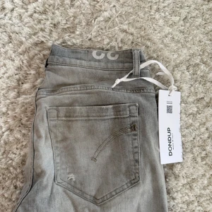 Grå jeans från Dondup - Tja! Säljer dessa snygga Dondup jeans i en eftertraktad grå färg som är perfekt för våren/sommaren. Modell: George | Storlek: 32 | Skick: 8/10 | Kontakta vid minsta lilla fundering! Pris diskuterabart! 