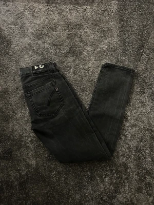 Dondup George Slimfit jeans  - Svarta dondup jeans, storlek 31, bra skick, 103cm i längd, hör av dig om du har frågor 