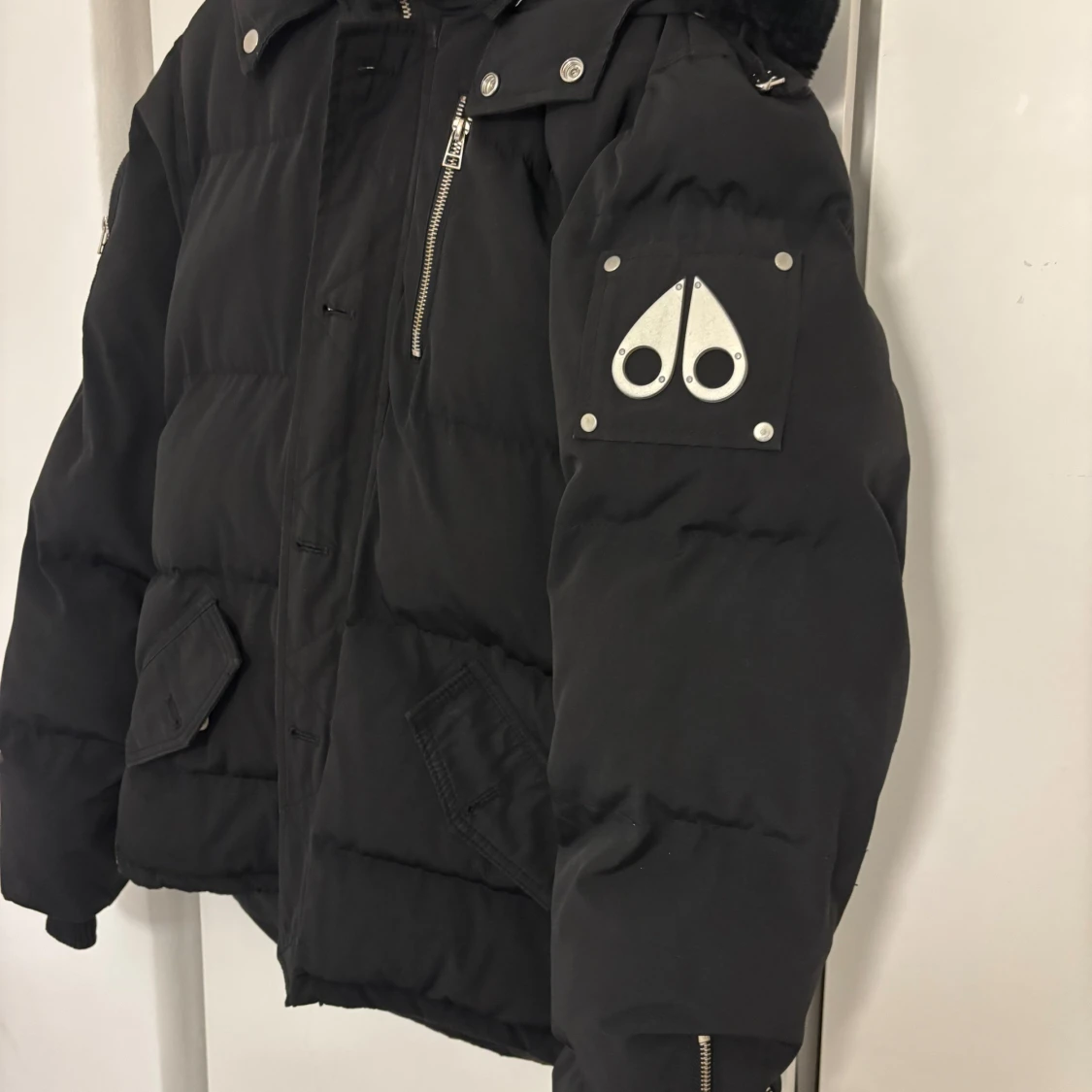 Svart pufferjacka från Moose Knuckles - 1