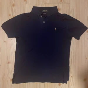 Ralph Lauren Piké - Den har blivit mycket mindre och kan därför passa till dig som är runt 160 -165. Fortfarande väldigt fint och passar till dig som gillar en stilig fräsch stil. 