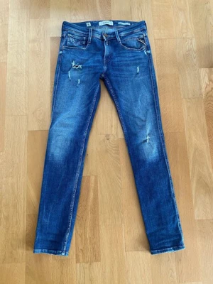 2 st Replay blåa jeans, stl 29/32 modell Abbas - 2 st Replay blåa jeans, stl 29/32 modell Abbas. Jeansen har smal passform. 