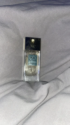 Alyssa Ashley White Patchouli parfym - White Patchouli från Alyssa Ashley är en stilren parfym som passar dig som gillar unika dofter och vill sticka ut. Perfekt för dig som vill ha något annorlunda i din samling.