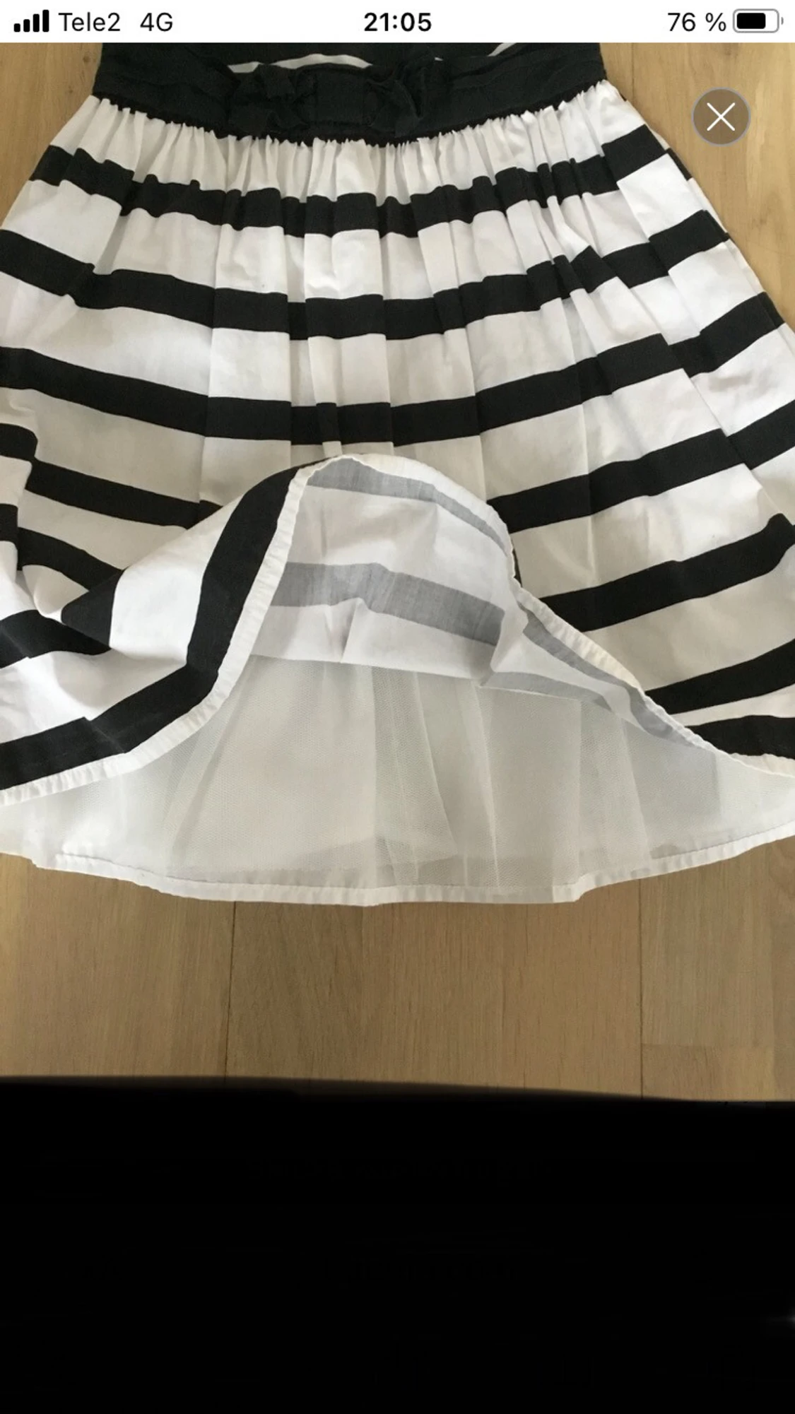 Randig vit och svart klänning med rosett - 1