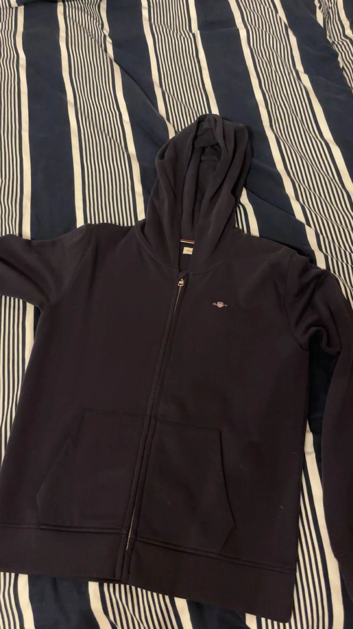 Navy blue hoodie från GANT med dragkedja