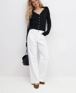 Vita wide jeans midwaist - Säljer ett par fräscha vita jeans midwaiste med breda ben . Byxorna har klassisk femficksdesign och raka, vida ben som ger en cool och avslappnad siluett. Perfekta att matcha med sneakers eller boots för en trendig look.