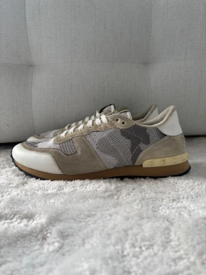 Valentino Rockrunners - Feta Valentino Rockrunners i riktigt bra skick (9.5/10) | Nypris +-8000 | Mitt pris: 2899 | 2 Dustbags och Valentino kort ingår | Kom pm vid funderingar!