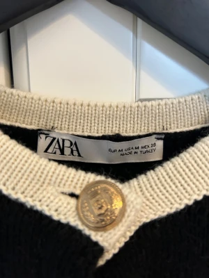 Svart kofta med guldfärgade knappar Zara - En så fin svart stickad kofta med detaljerade knappar. I nyskick och knappt använd 🤍