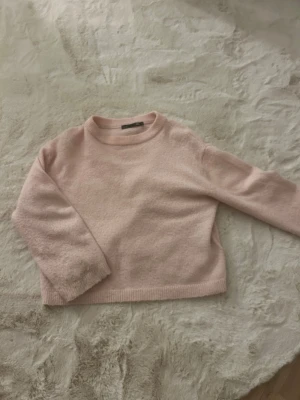 Ljusrosa stickad tröja - Skön ljusrosa stickad tröja i storlek xs från lager 157