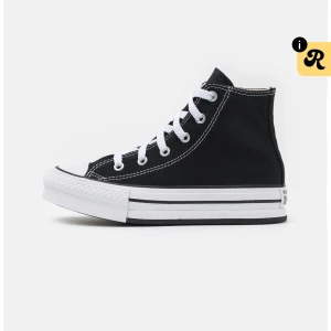 Svarta Converse sneakers  - Klassiska svarta Converse sneakers för 299kr. Nästan helt nya har bara använt de 1 gång.