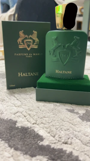 Parfums de Marly Haltane 125ml - Lyxig parfym från Parfums de Marly, Haltane, 125ml. Eau de Parfum tillverkad i Frankrike. Perfekt för dig som vill sticka ut med en exklusiv doft och snygg design. Säljs i originalförpackning. Priset kan diskuteras 👍