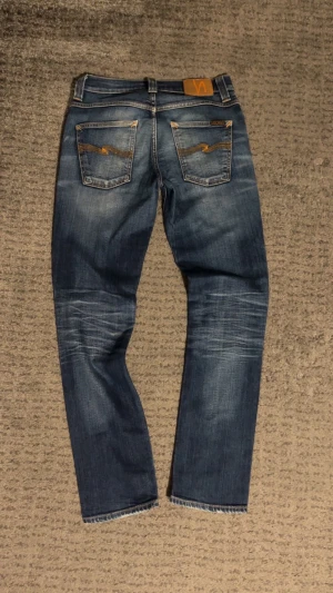 Nudie Grim Tim  - Säljer ett par sjukt snygga nudie i modellen grim tim. De har sjuk tvätt både fram och ba. Storlek 29/32. Skriv om de är några frågor!