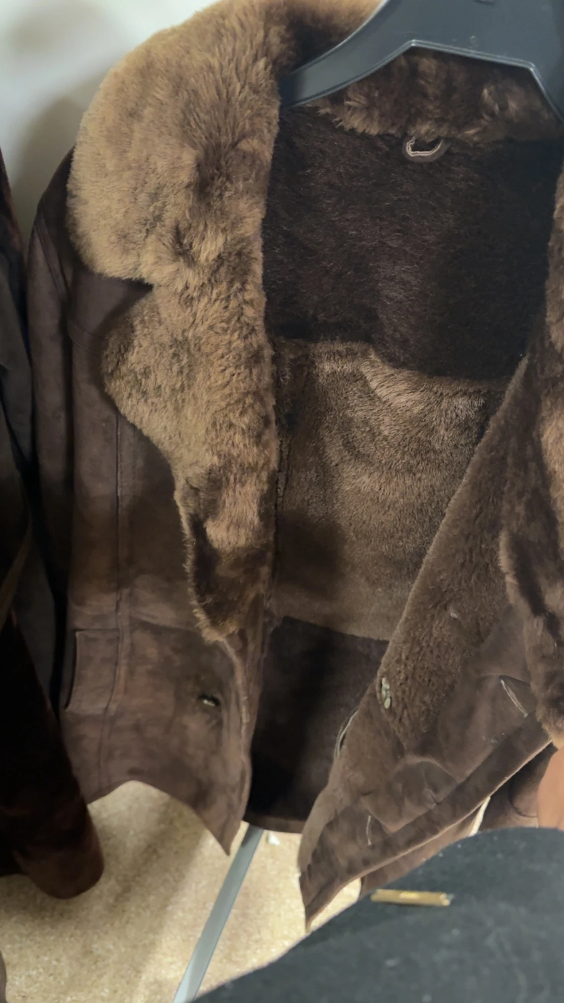 Brun pälsjacka med mockadetaljer - 1