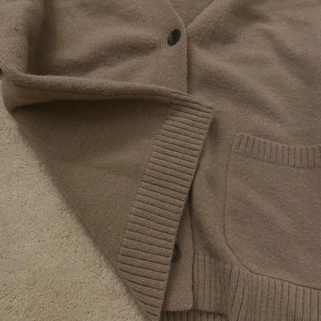 Beige stickad kofta med knappar - 3