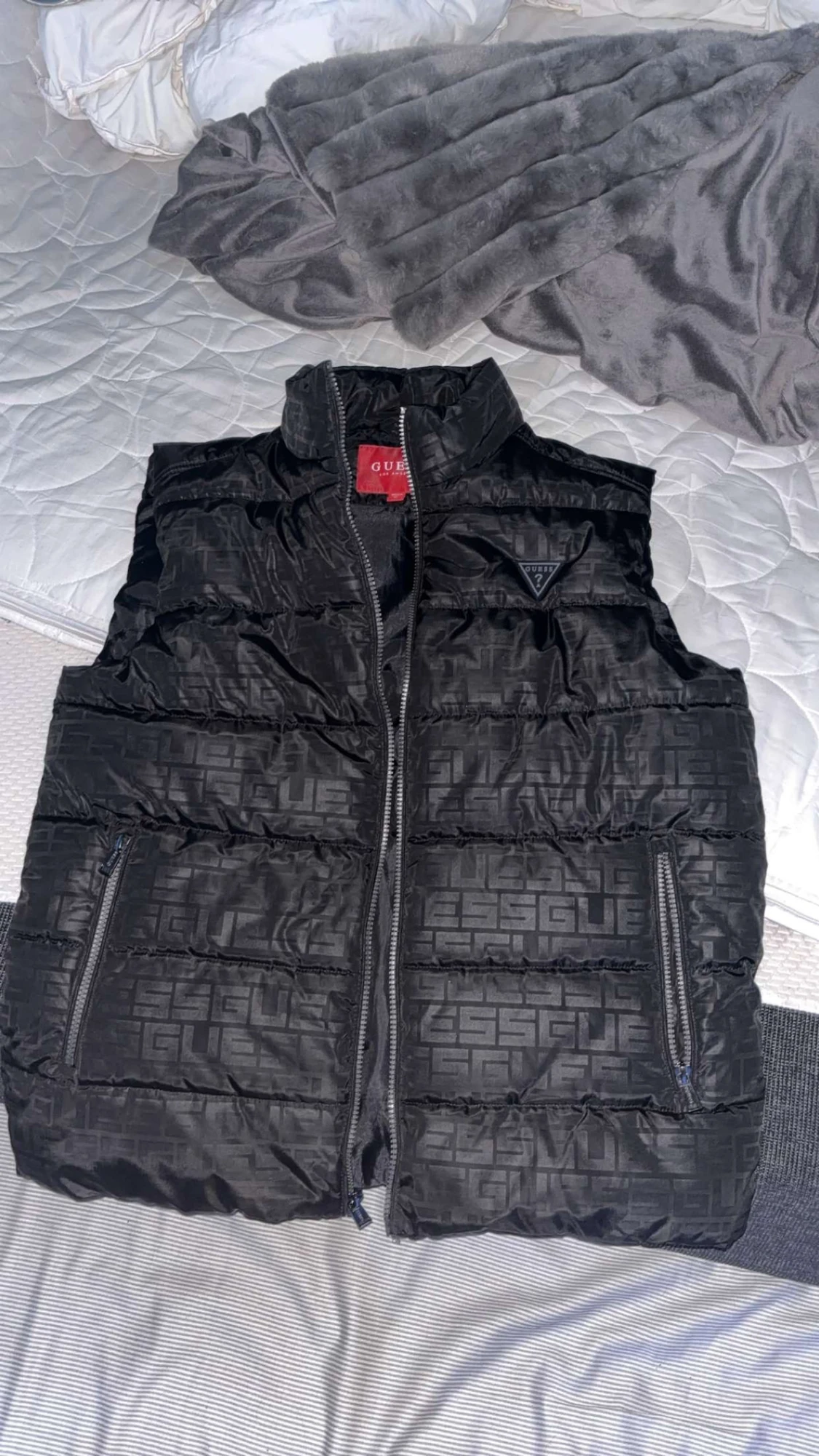 Svart dunväst från Guess