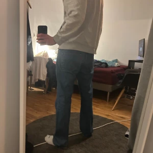 Levis 501 - Säljer ett par Levis 501 i väldigt fint skick.  Kan endast skicka paketet under helgerna då jag är borta under veckodagarna. MVH//Nisse