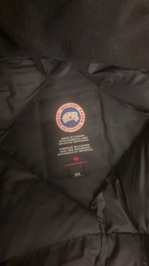 M - Det är en canada goose jacka jag har haft den förra vinten den är varm typ lång 