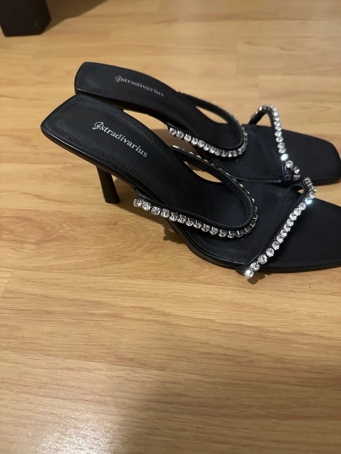 Svarta sandaler med strass från Stradivarius - 1