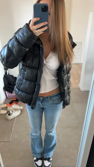 Ljusblå bootcut jeans låg midja - Säljer ett par Lågmidjade jeans från Lager157 i modellen low boot storlek xs full length. De har inte kommit till användning på flera månader. Mellanblå snygg färg och klassiska bootcut jeans. 