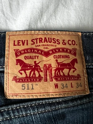 Levi Strauss & CO jeans - Ett par stilrena jeans som passar till alla outfits i mycket bra kvalitet och i storlek W 34 L 34. Priset är inte hugget i sten! 