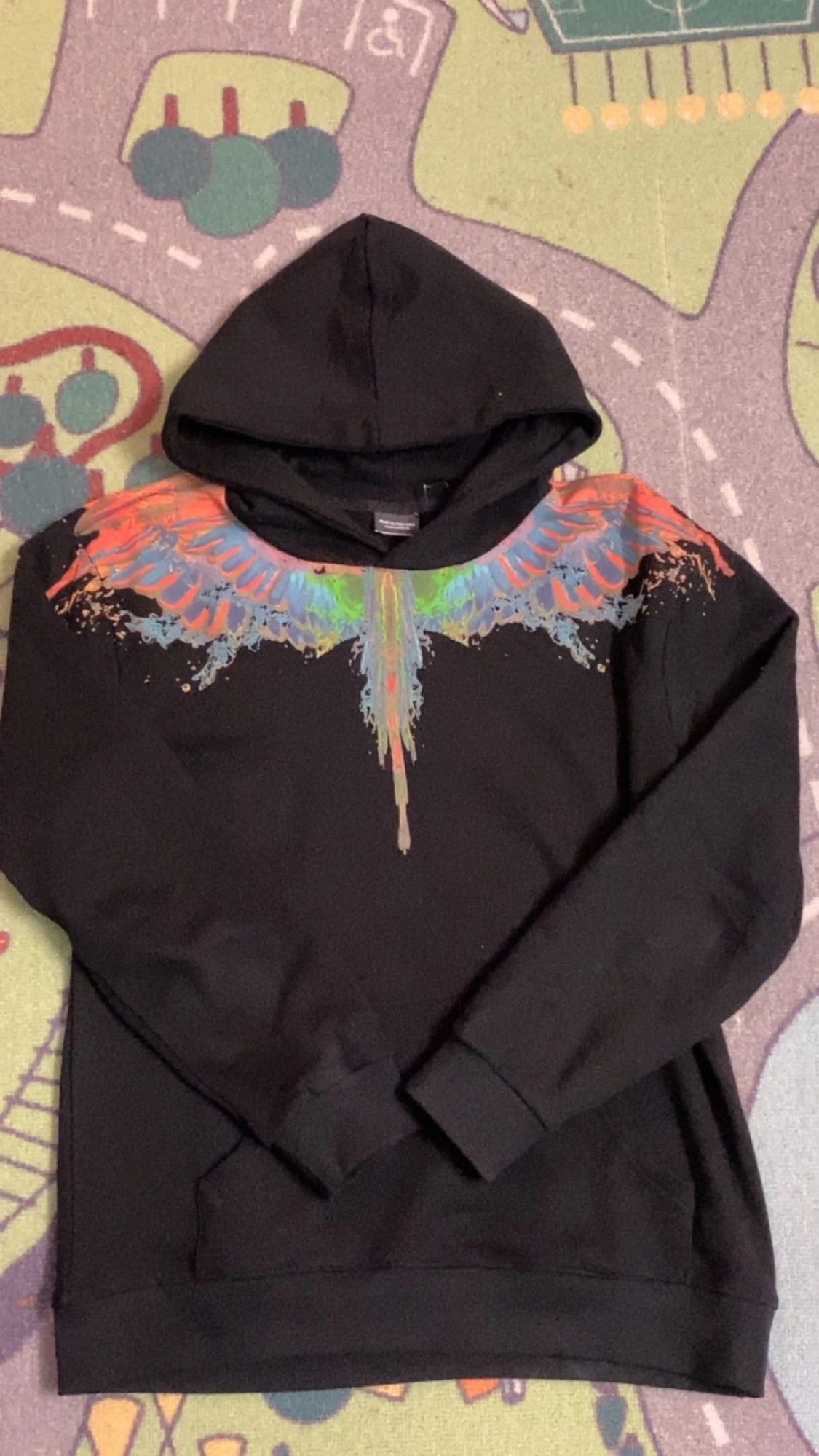 Svart hoodie Marcelo Burlon med färgglada vingar