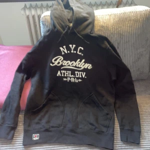 Svart hoodie Ralph lauren - Raffe hoodie bra skick och riktigt snygg! Väldigt sällsynt går knappt att hitta längre.